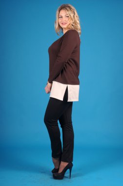 Mavi bir arka plan üzerinde poz güzel genç kız