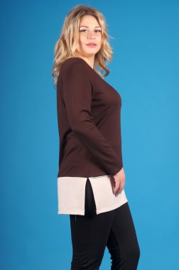 Mavi bir arka plan üzerinde poz güzel genç kız