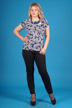 Mavi bir arka plan üzerinde poz güzel genç kız