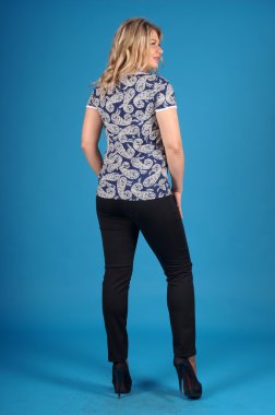 Mavi bir arka plan üzerinde poz güzel genç kız