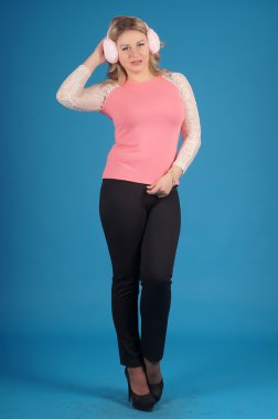 Mavi bir arka plan üzerinde poz güzel genç kız