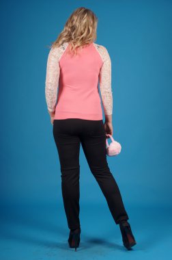 Mavi bir arka plan üzerinde poz güzel genç kız