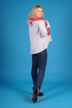 Mavi bir arka plan üzerinde poz güzel genç kız