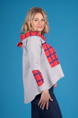 Mavi bir arka plan üzerinde poz güzel genç kız