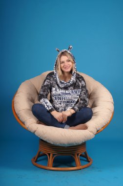 Mavi bir arka plan üzerinde poz güzel genç kız