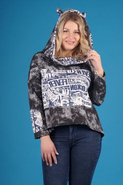 Mavi bir arka plan üzerinde poz güzel genç kız