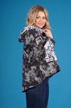 Mavi bir arka plan üzerinde poz güzel genç kız