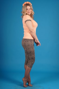 Mavi bir arka plan üzerinde poz güzel genç kız