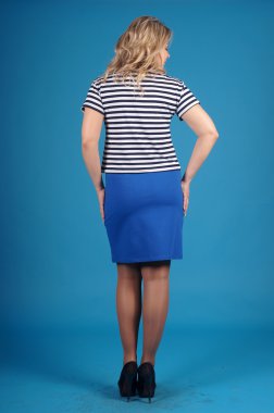 Mavi bir arka plan üzerinde poz güzel genç kız