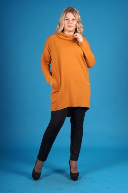 Mavi bir arka plan üzerinde poz güzel genç kız