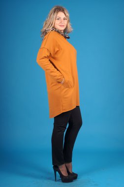 Mavi bir arka plan üzerinde poz güzel genç kız