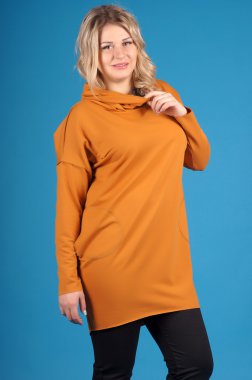 Mavi bir arka plan üzerinde poz güzel genç kız