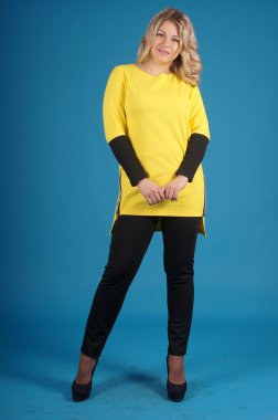 Mavi bir arka plan üzerinde poz güzel genç kız