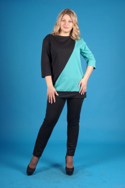 Mavi bir arka plan üzerinde poz güzel genç kız