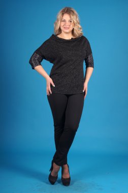 Mavi bir arka plan üzerinde poz güzel genç kız