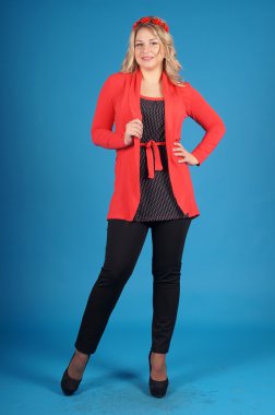 Mavi bir arka plan üzerinde poz güzel genç kız