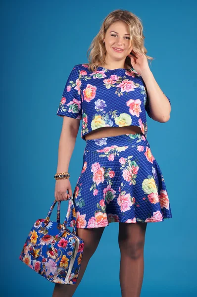 Mavi bir arka plan üzerinde poz güzel genç kız