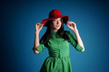 Mavi bir arka plan üzerinde poz güzel genç kız