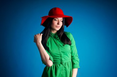 Mavi bir arka plan üzerinde poz güzel genç kız