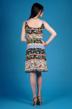 Mavi bir arka plan üzerinde poz güzel genç kız