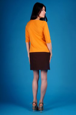 Mavi bir arka plan üzerinde poz güzel genç kız