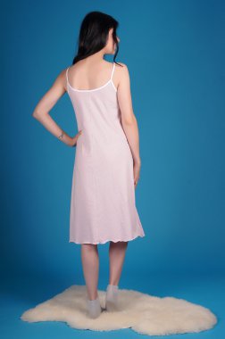 Mavi bir arka plan üzerinde poz güzel genç kız