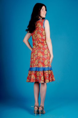 Mavi bir arka plan üzerinde poz güzel genç kız