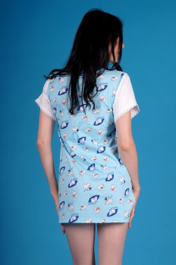 Mavi bir arka plan üzerinde poz güzel genç kız