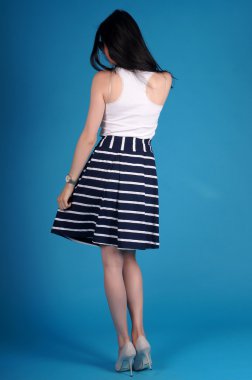 Mavi bir arka plan üzerinde poz güzel genç kız