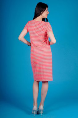 Mavi bir arka plan üzerinde poz güzel genç kız