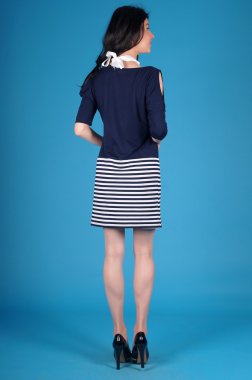 Mavi bir arka plan üzerinde poz güzel genç kız