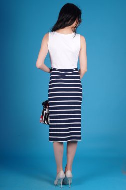 Mavi bir arka plan üzerinde poz güzel genç kız