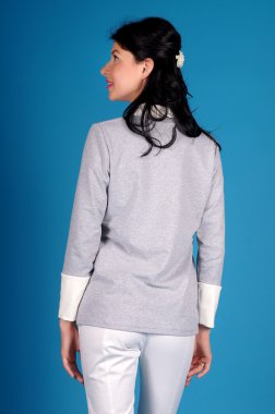 Mavi bir arka plan üzerinde poz güzel genç kız