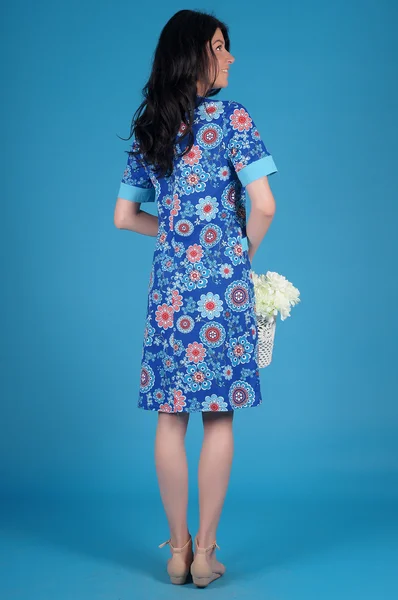 Hermosa joven posando sobre un fondo azul — Foto de Stock