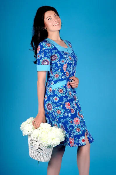 Menina bonita posando em um fundo azul — Fotografia de Stock