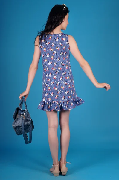 Menina bonita posando em um fundo azul — Fotografia de Stock