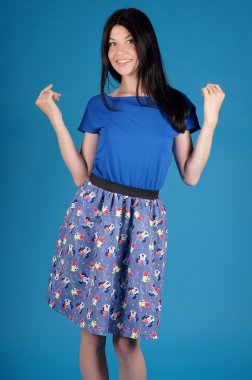 Mavi bir arka plan üzerinde poz güzel genç kız