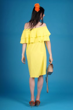 Mavi bir arka plan üzerinde poz güzel genç kız