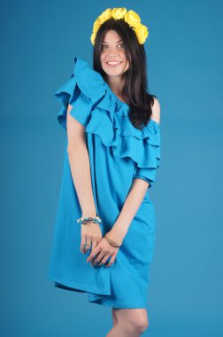 Mavi bir arka plan üzerinde poz güzel genç kız