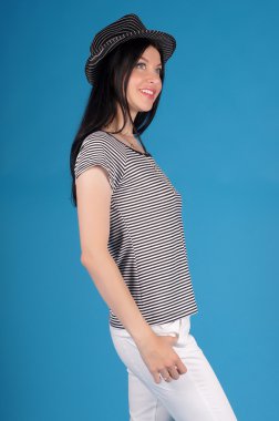 Mavi bir arka plan üzerinde poz güzel genç kız