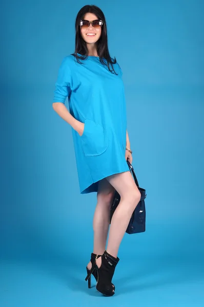 Bella ragazza in posa su uno sfondo blu — Foto Stock