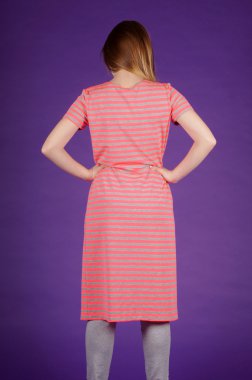 Güzel genç kız mor bir arka plan üzerinde poz