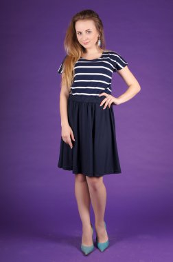 Güzel genç kız mor bir arka plan üzerinde poz