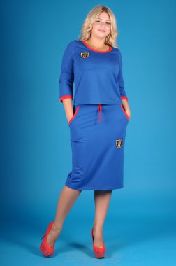 Mavi bir arka plan üzerinde poz güzel genç kız