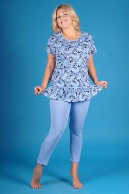 Mavi bir arka plan üzerinde poz güzel genç kız