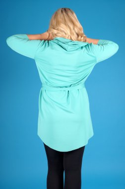 Mavi bir arka plan üzerinde poz güzel genç kız