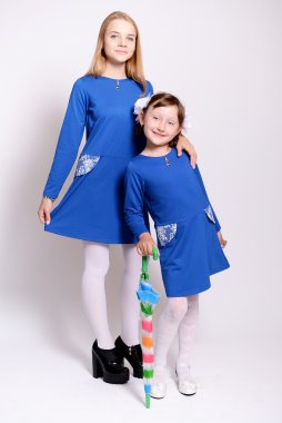 Genç kız öğrenciler. İzole stüdyo portre