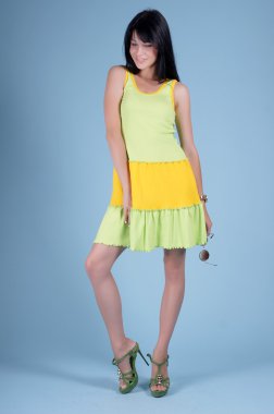 Mavi bir arka plan üzerinde poz güzel genç kız