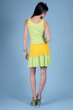 Mavi bir arka plan üzerinde poz güzel genç kız