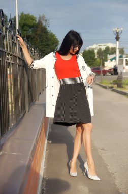 Şehir sokaklarında poz güzel kız